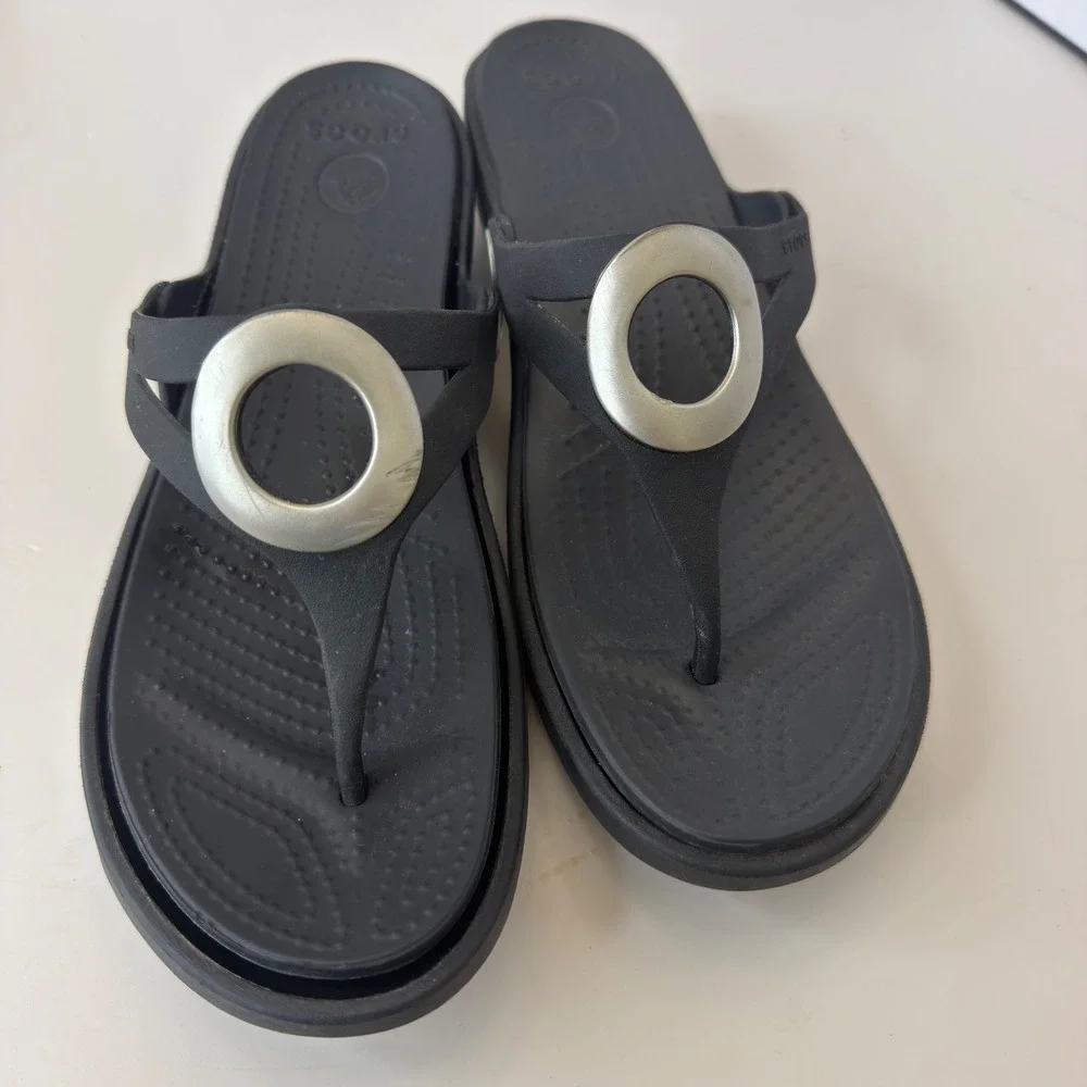 Crocs Sanrah Black Wedge Thong Sandals Silver Ring Accent Womens Size 9